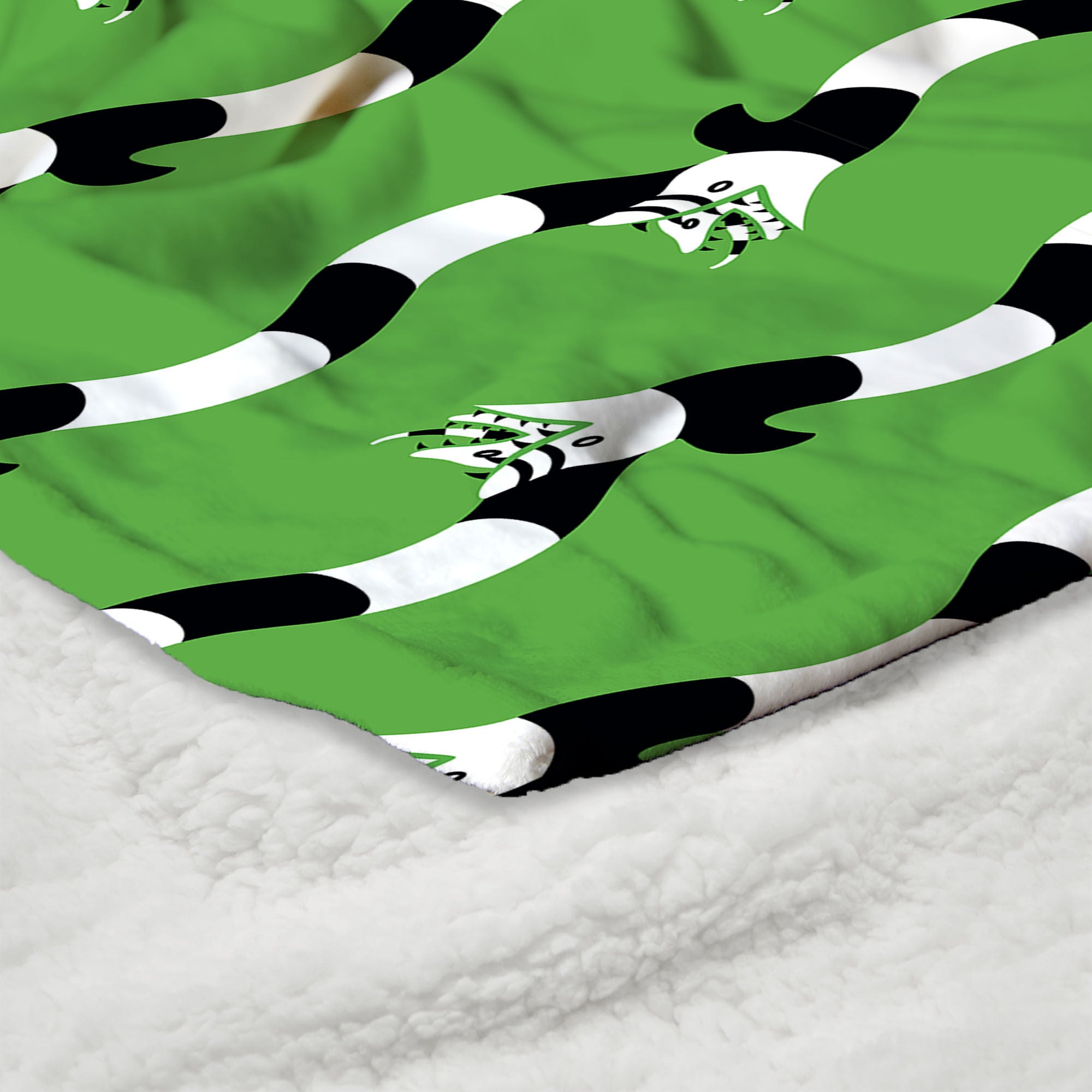 Warner Bros. Beetlejuice No Rules Silk Touch Sherpa Throw Blanket 50X60 Inches, GREEN, alternate image number 4