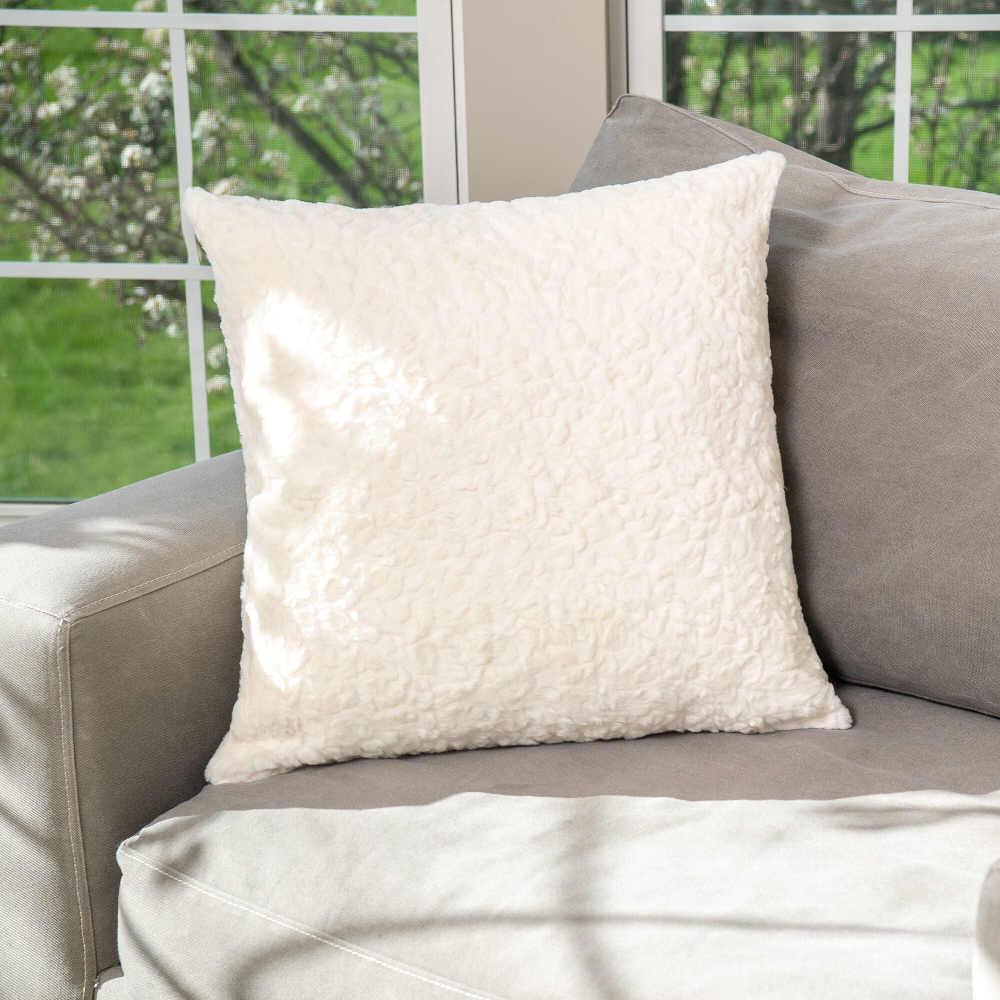 HGTV Curlicue Faux Fur Pillow Snowbound 22 x 22 inches, MULTI, alternate image number 2