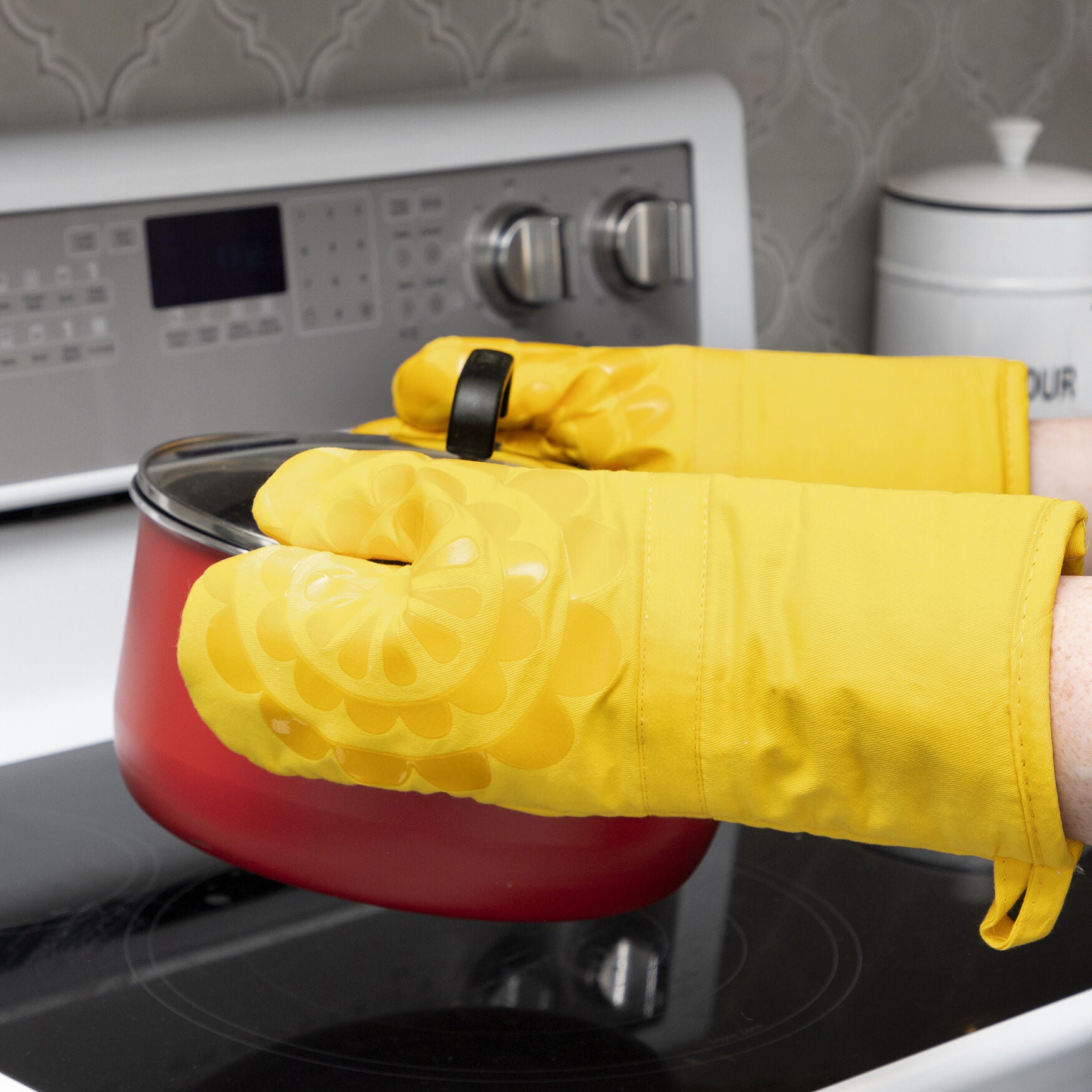 Medallion Silicone Oven Mitts, Set Of 2, , alternate image number 3