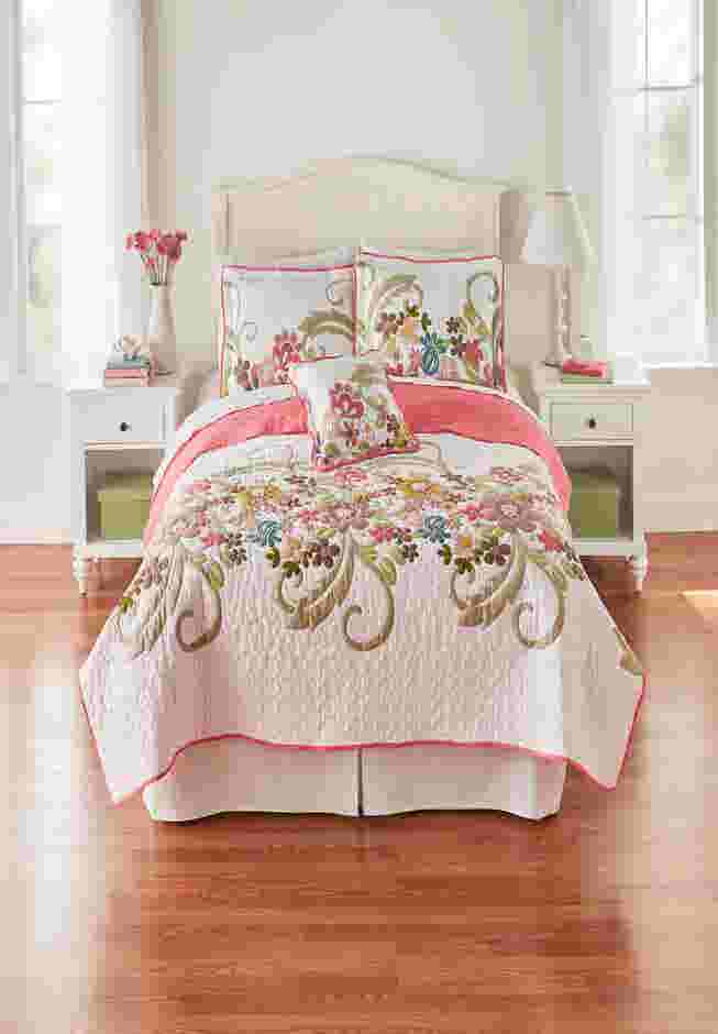 Jardin Floral Spring Quilt image number 0